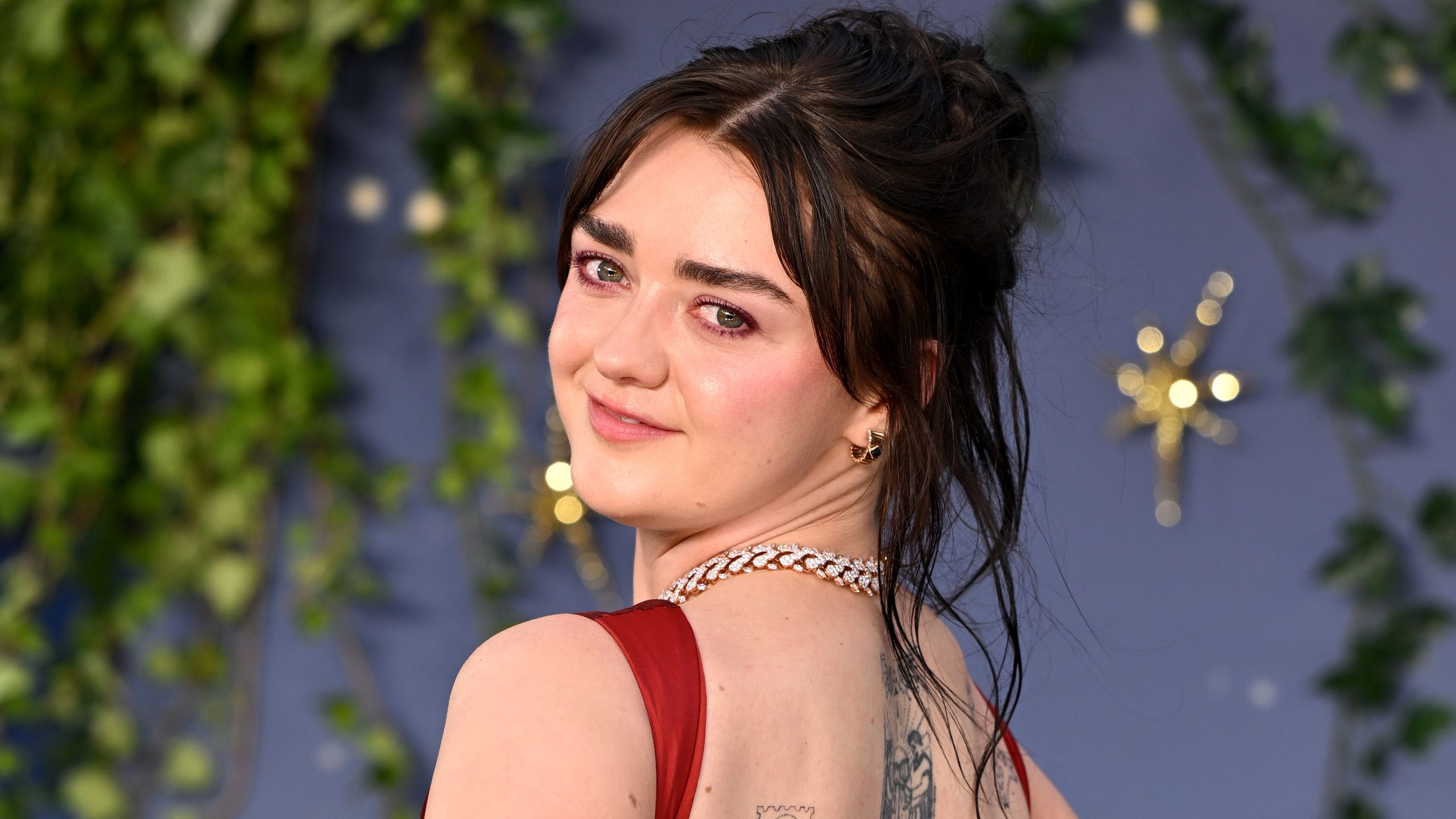 Maisie Williams' Undone '90s Updo at Practical Magic 2 Premiere