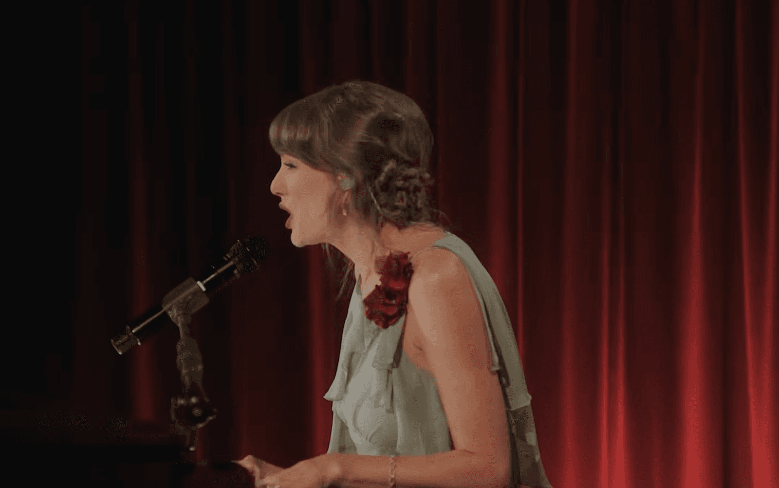Taylor Swift wears rose-shaped updo at Grammy Museum