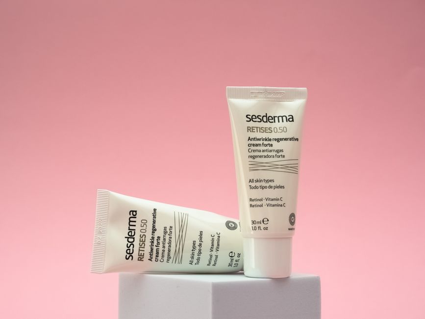 Two Sesderma Retises 0.50 skincare tubes displayed on a pink background, highlighting anti-aging cream.