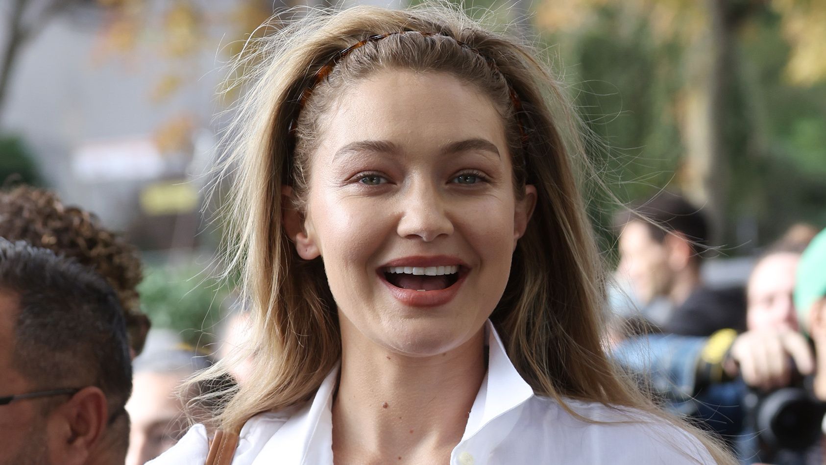 Gigi Hadid Revived the $10 Y2K Zig-Zag Headband at Paris Fashion Week